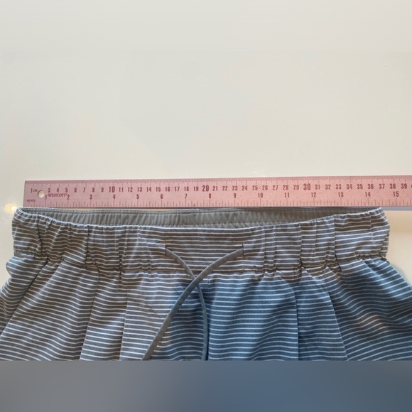 Lululemon Shorts 3” Inseam Dusty Blue Grey Stripe Size 6 - Picture 7 of 9
